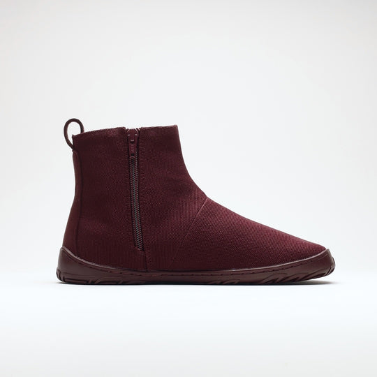 Vaistoa Kajo 2 barefoot chelsea boots – burgundy shoe shown from the side with the side zipper visible, flat zero-drop sole against a light background
