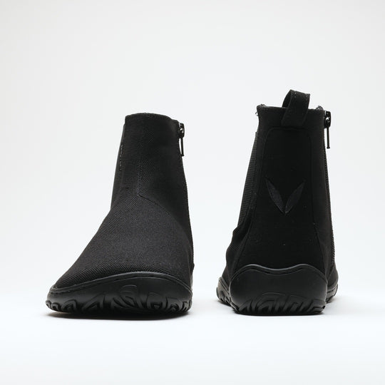 Vaistoa Kajo 2 barefoot chelsea boots – classic black pair side by side, one shoe shown from the front and one from the back against a light background