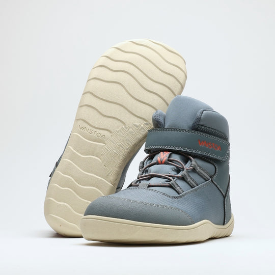 Vaistoa Kaste waterproof barefoot shoes for kids blue grey – two shoes on a white studio background, one lying on its side with the outsole facing the camera and the other standing turned slightly to the side