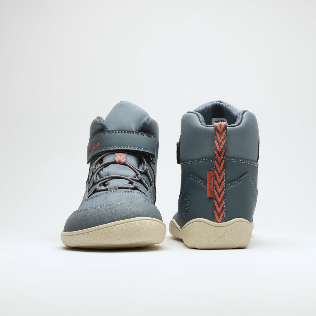 Vaistoa Kaste waterproof barefoot shoes for kids blue grey – two shoes, the one on the left from the front and the one on the right from behind, with the orange heel loop and the Waterproof label on the heel visible