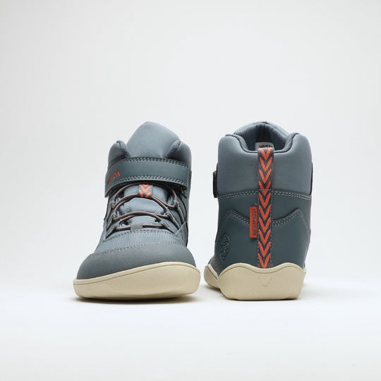 Vaistoa Kaste waterproof barefoot shoes for kids blue grey – two shoes, the one on the left from the front and the one on the right from behind, with the orange heel loop and the Waterproof label on the heel visible