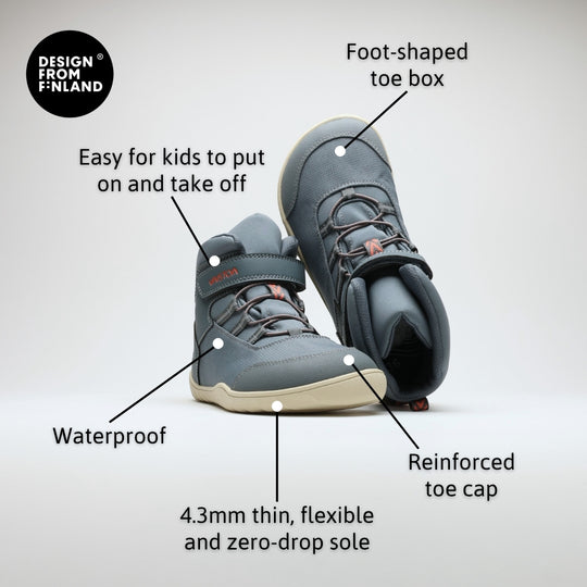 Vaistoa Kaste waterproof barefoot shoes for kids blue grey – infographic of the pair's features, showing two shoes and the Design from Finland mark. The text highlights the foot-shaped toe box, that the shoes are easy for kids to put on and take off, waterproofness, the reinforced toe cap, and the 4.3mm thin, flexible, zero-drop sole