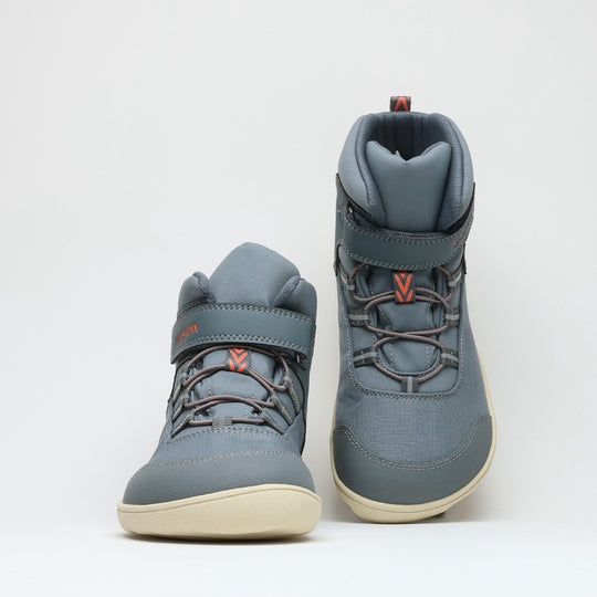 Vaistoa Kaste waterproof barefoot shoes for kids blue grey – the pair from the front, the left shoe lower and straight on, the right one higher and slightly from above so that the collar opening and the tongue show