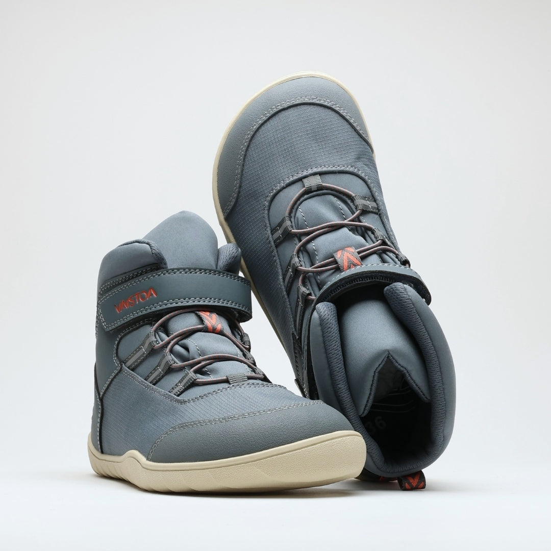 Vaistoa Kaste waterproof barefoot shoes for kids blue grey – two shoes, one standing at a front three-quarter angle and the other lying so that the collar opening and the insole are visible from above