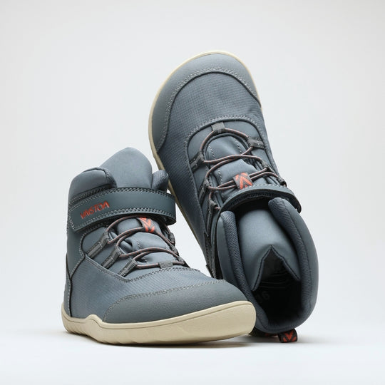 Vaistoa Kaste waterproof barefoot shoes for kids blue grey – two shoes, one standing at a front three-quarter angle and the other lying so that the collar opening and the insole are visible from above