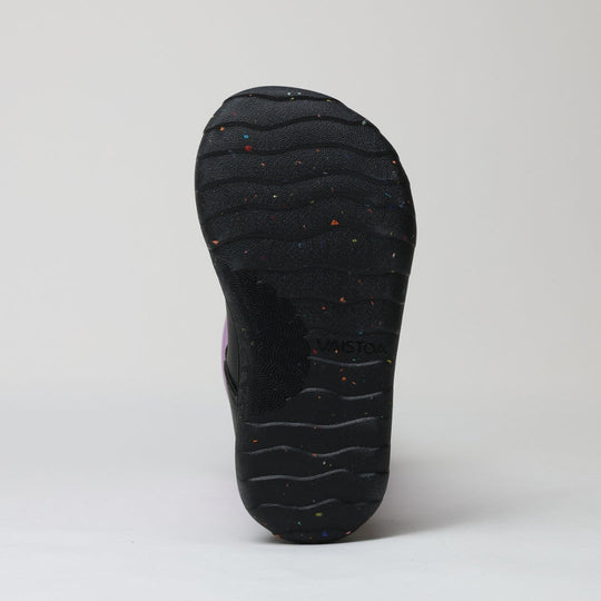 Vaistoa Kinos – lasten korkeavartiset paljasjalkakengät talveen, väri lila. Kuvassa kengän talvipohja, joka on valmistettu pehmeämmästä kumiseoksesta paremman pidon mahdollistamiseksi.