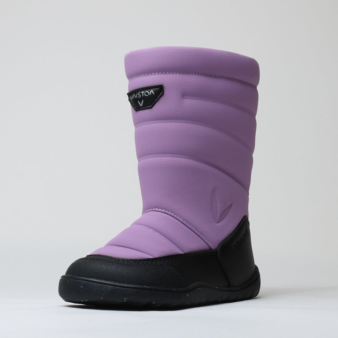 Vaistoa Kinos – lasten korkeavartinen paljasjalkakenkä talveen, väri lila. Kuvassa yksi kenkä etuviistosta kuvattuna.