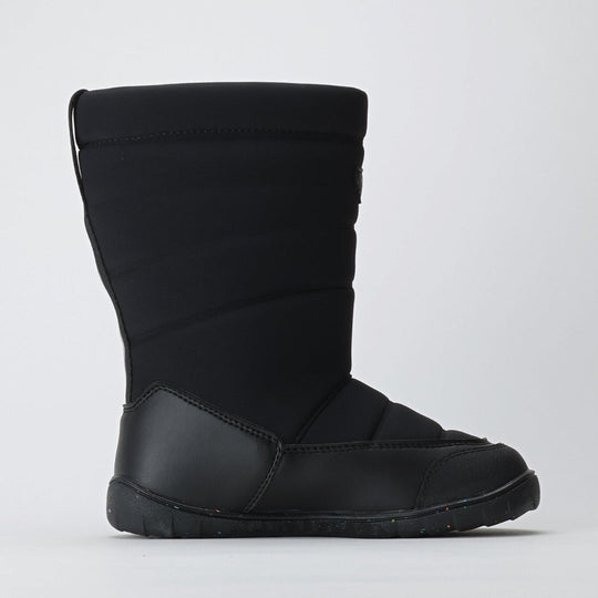 Vaistoa Kinos – lasten korkeavartiset paljasjalkakengät talveen, väri musta. Kuvassa kengän tasainen zero drop -pohja mediaalipuolelta katsottuna, korostaen luonnollista jalkaterän linjaa ja asentoa.