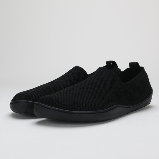 Vaistoa Lempeä 2 barefoot slip-on shoes black – shoe pair, front angle view