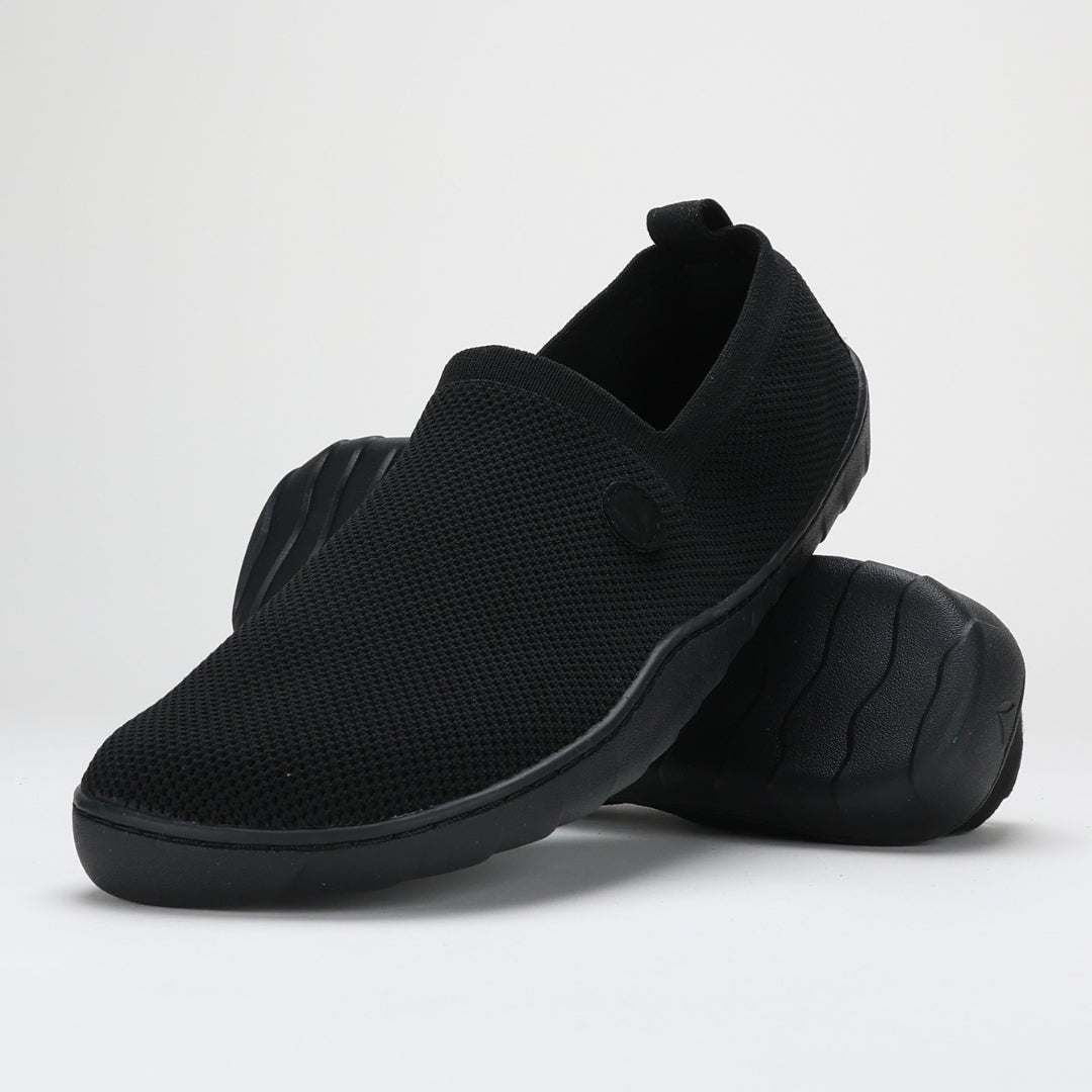 Vaistoa Lempeä 2 barefoot slip-on shoes black – one shoe leaning against the other