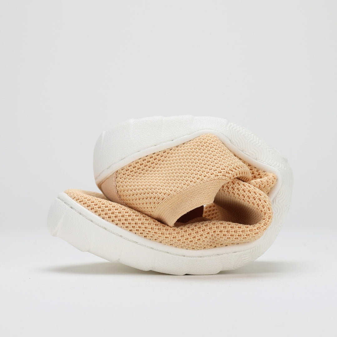 Vaistoa Lempeä 2 barefoot slip-on shoes peach – thin and flexible sole close-up