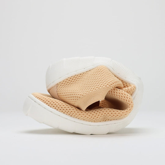 Vaistoa Lempeä 2 barefoot slip-on shoes peach – thin and flexible sole close-up