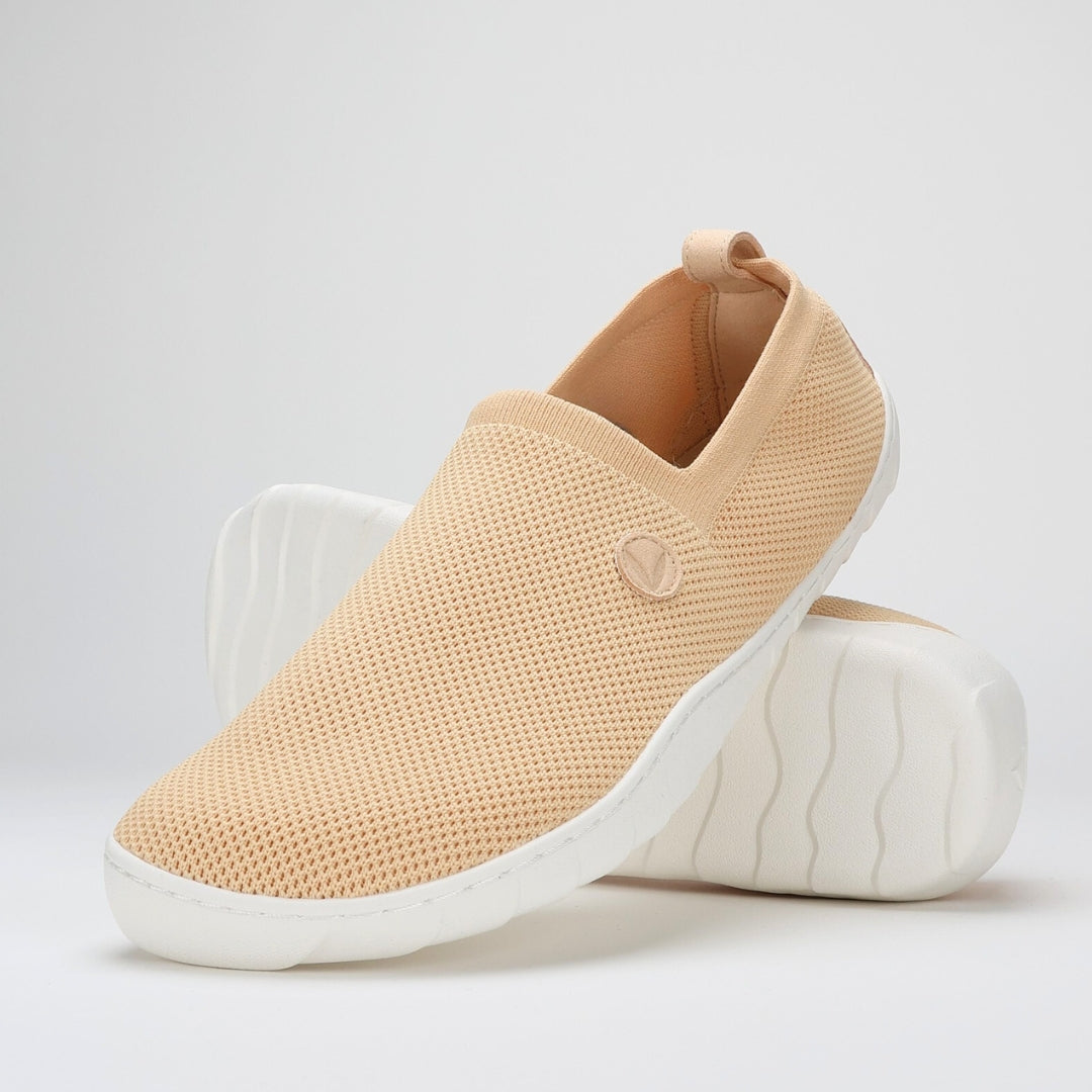 Vaistoa Lempeä 2 barefoot slip-on shoes peach – one shoe leaning against the other