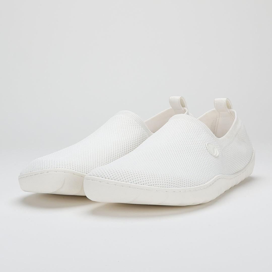 Vaistoa Lempeä 2 barefoot slip-on shoes white – shoe pair, front angle view