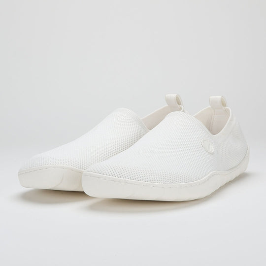 Vaistoa Lempeä 2 barefoot slip-on shoes white – shoe pair, front angle view