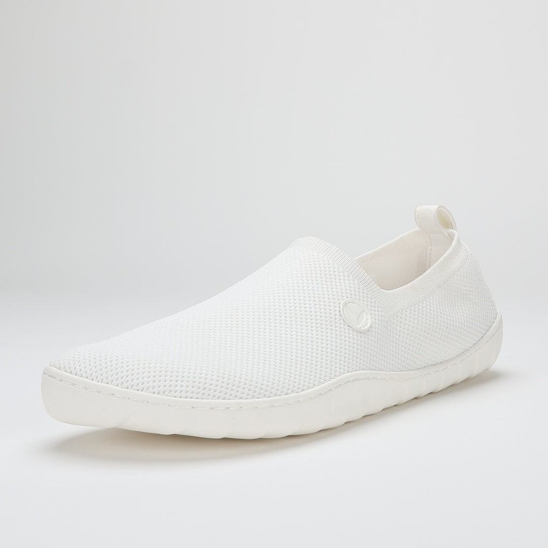 Vaistoa Lempeä 2 barefoot slip-on shoes white – single shoe, front angle view