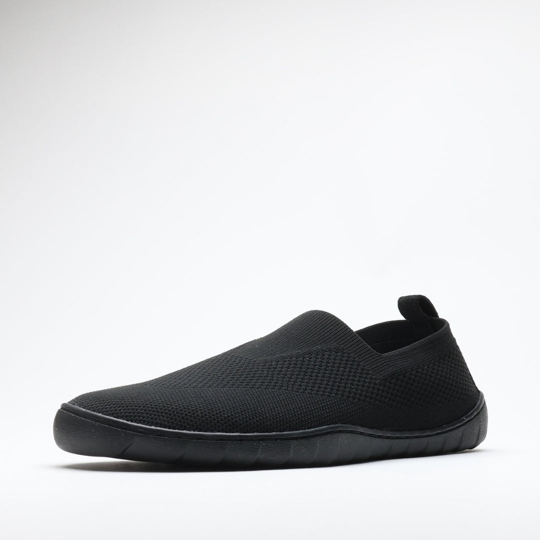 Vaistoa Lempeä 3 slip-on barefoot shoes – single black shoe shown from a front angled view