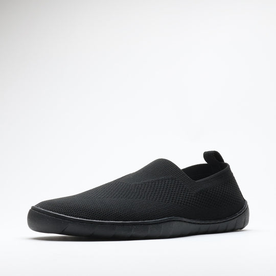 Vaistoa Lempeä 3 slip-on barefoot shoes – single black shoe shown from a front angled view