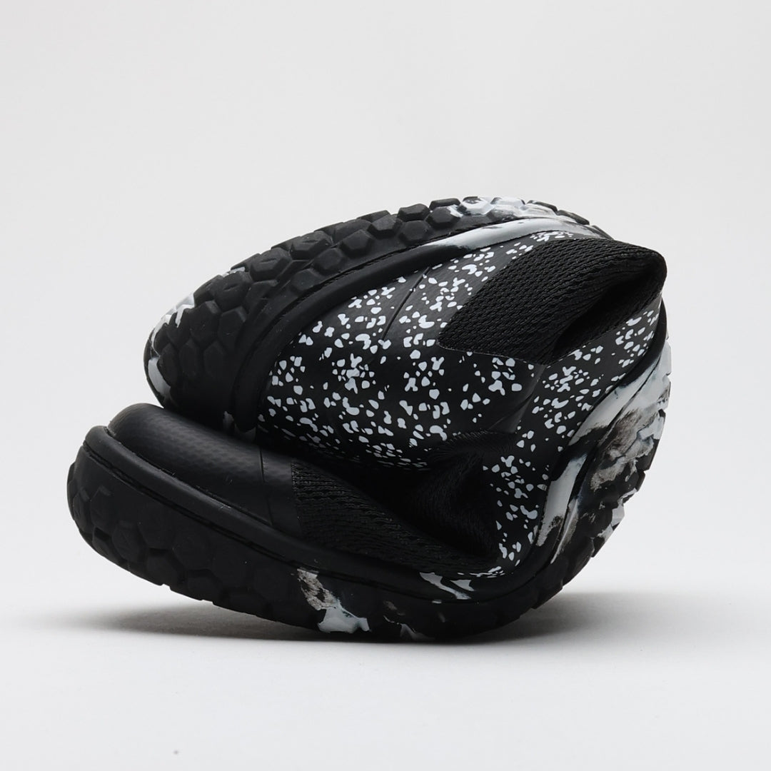 Vaistoa Lento barefoot running shoes – shoe bent to highlight the thin and flexible outsole