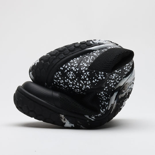 Vaistoa Lento barefoot running shoes – shoe bent to highlight the thin and flexible outsole