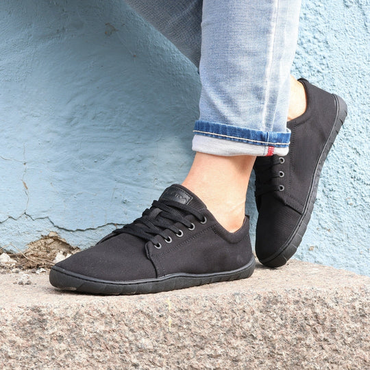vaistoa rento 2 barefoot shoes low top canvas sneakers black lifestyle spring city blue wall