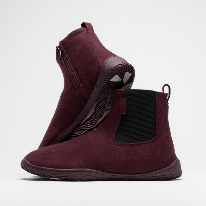Vaistoa Sulo 2 winter barefoot chelsea boots – pair with the front shoe showing the elastic panel and the second shoe leaning against its shaft behind it, showing the zipper and the grip pads at the heel, against a light background