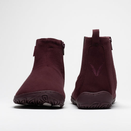 Vaistoa Sulo 2 winter barefoot chelsea boots – pair shown from the front and back, the left shoe showing the wide toe box and the right shoe the Vaistoa leaf symbol and pull tab on the heel