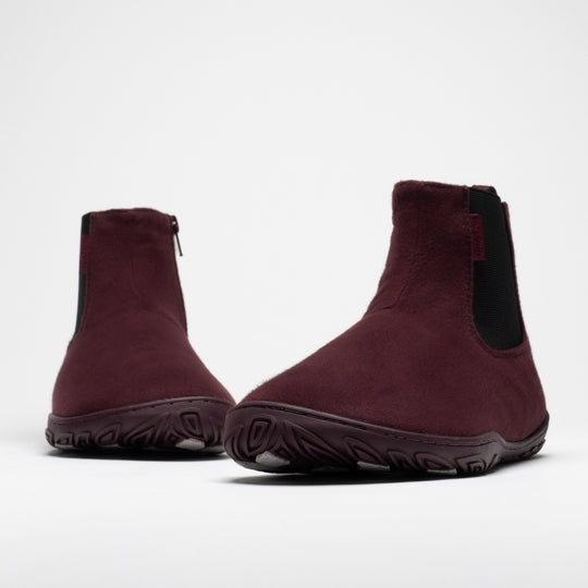Vaistoa Sulo 2 winter barefoot chelsea boots – pair shown from the front at a low angle with the tread pattern on the edge of the outsole visible