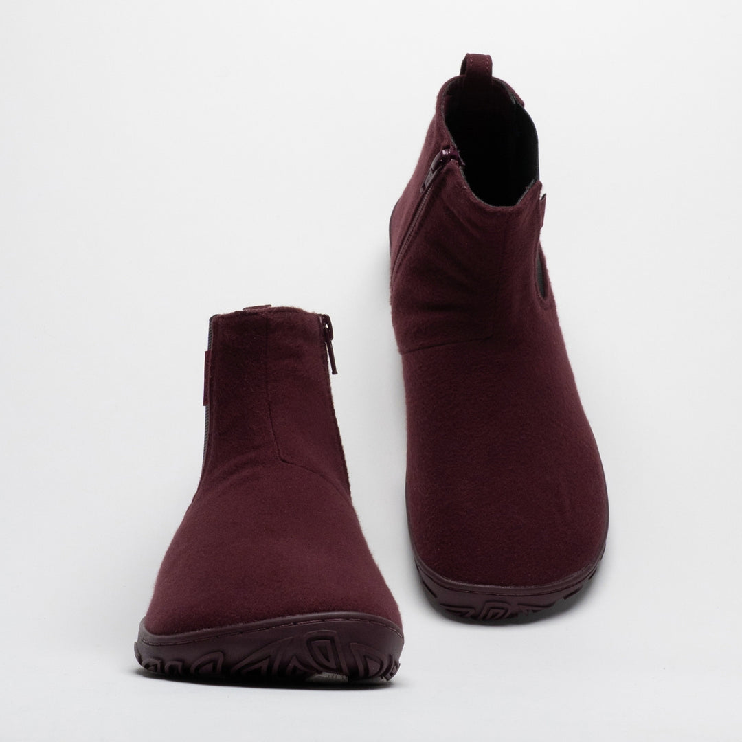 Vaistoa Sulo 2 winter barefoot chelsea boots – pair with the left shoe shown from the front and the right shoe from a rear angle, showing the zipper, pull tab and shaft opening