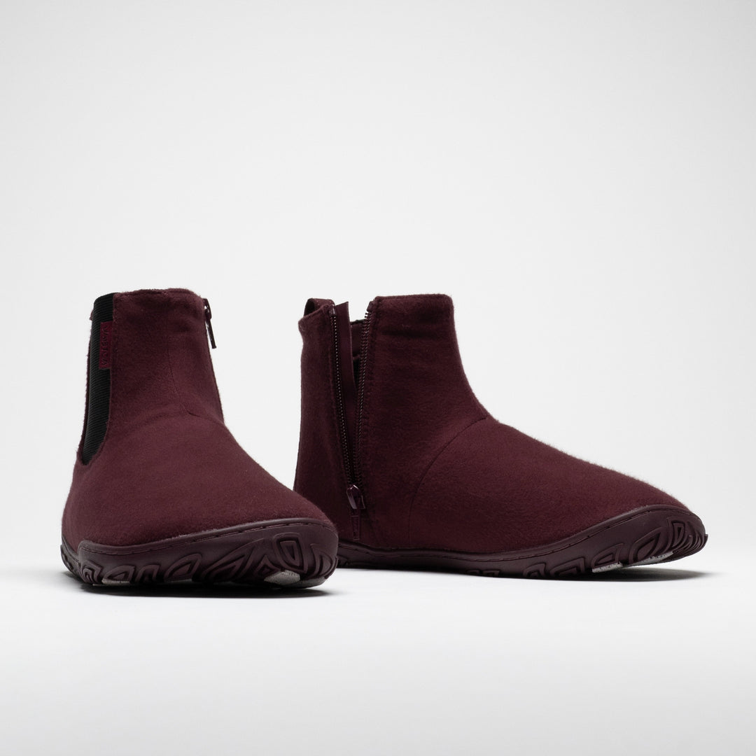 Vaistoa Sulo 2 winter barefoot chelsea boots – pair side by side, the left shoe shown from the front and the right shoe showing the inner side zipper