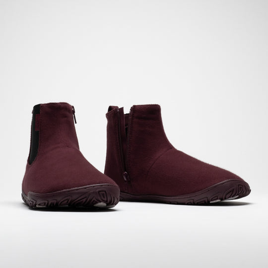 Vaistoa Sulo 2 winter barefoot chelsea boots – pair side by side, the left shoe shown from the front and the right shoe showing the inner side zipper