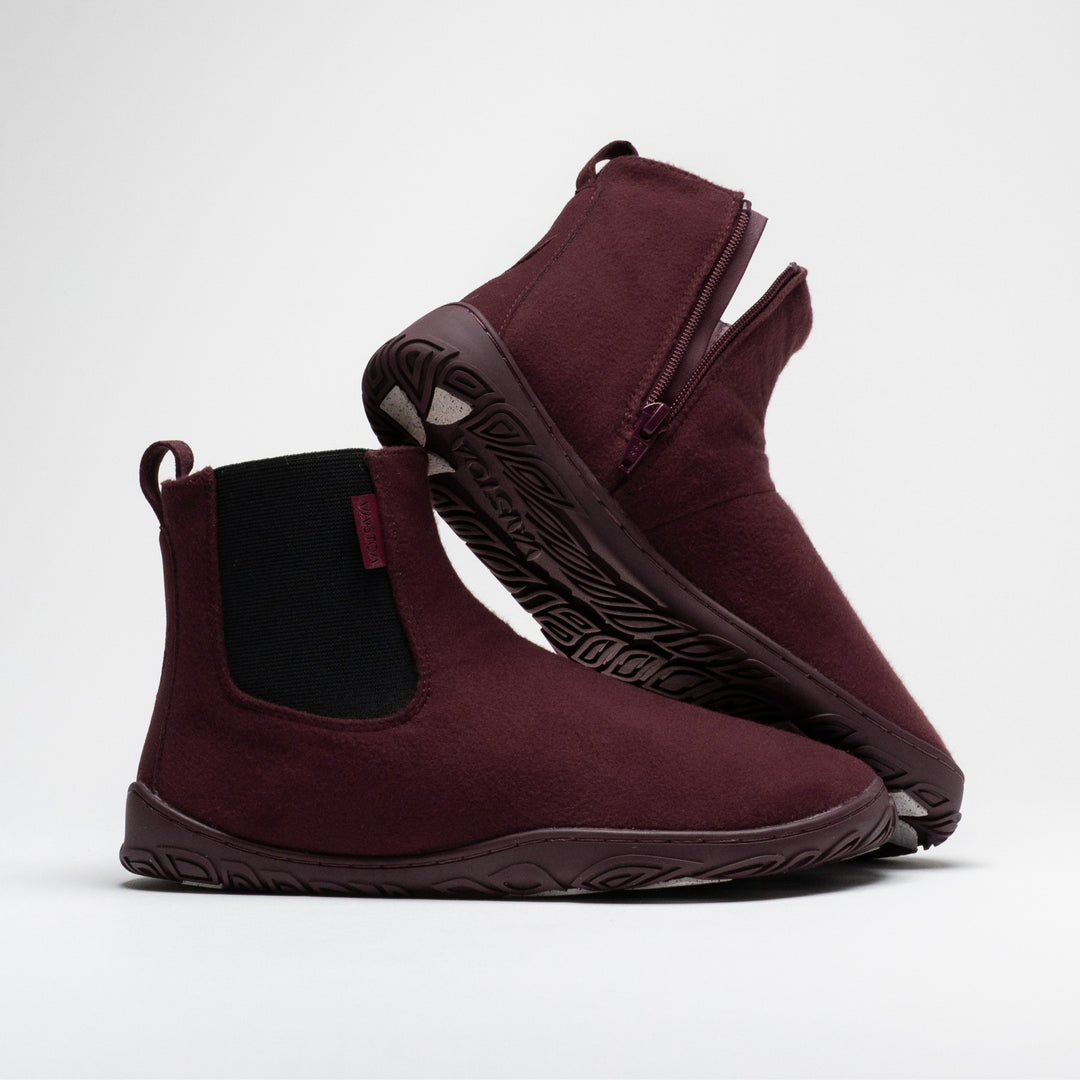 Vaistoa Sulo 2 winter barefoot chelsea boots – pair with the front shoe shown from the side with the elastic panel and the second shoe leaning against its shaft, showing the zipper and the edge of the outsole