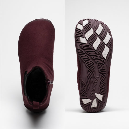 Vaistoa Sulo 2 winter barefoot chelsea boots – one shoe shown from above highlighting the wide foot-shaped toe box and the opening, and the other shown from below with the outsole pattern, Vaistoa logo and light grip pads