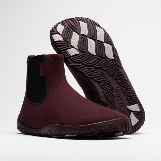 Vaistoa Sulo 2 winter barefoot chelsea boots – pair with one shoe standing with the elastic panel visible and the other leaning behind it with the outsole facing the camera, the Vaistoa logo and grip pads shown large