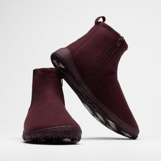 Vaistoa Sulo 2 winter barefoot chelsea boots – pair with the front shoe shown from a front angle and the second shoe leaning against its shaft, showing the zipper and the grip pads on the outsole