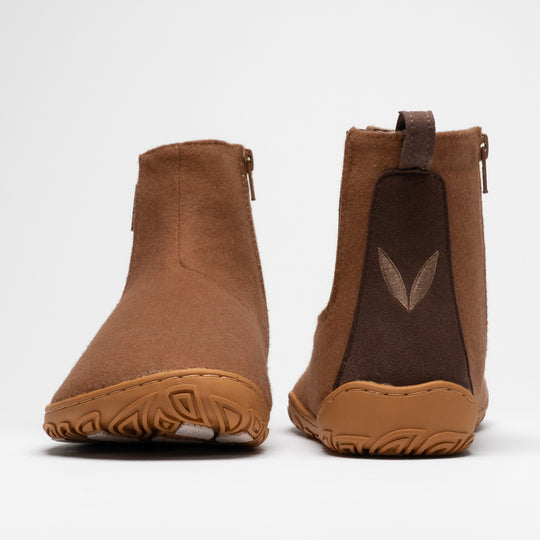 Vaistoa Sulo 2 winter barefoot chelsea boots – pair shown from the front and back, the left shoe showing the wide toe box and the right shoe the Vaistoa leaf symbol and pull tab on the heel