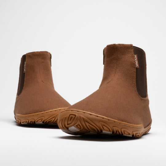 Vaistoa Sulo 2 winter barefoot chelsea boots – pair shown from the front at a low angle with the tread pattern on the edge of the outsole visible