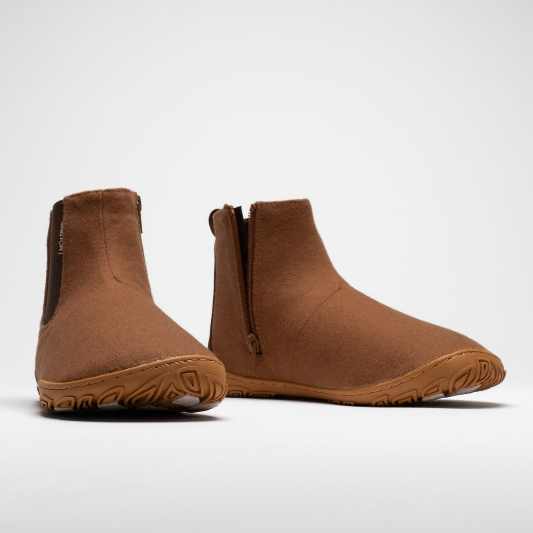 Vaistoa Sulo 2 winter barefoot chelsea boots – pair side by side, the left shoe shown from the front and the right shoe showing the inner side zipper
