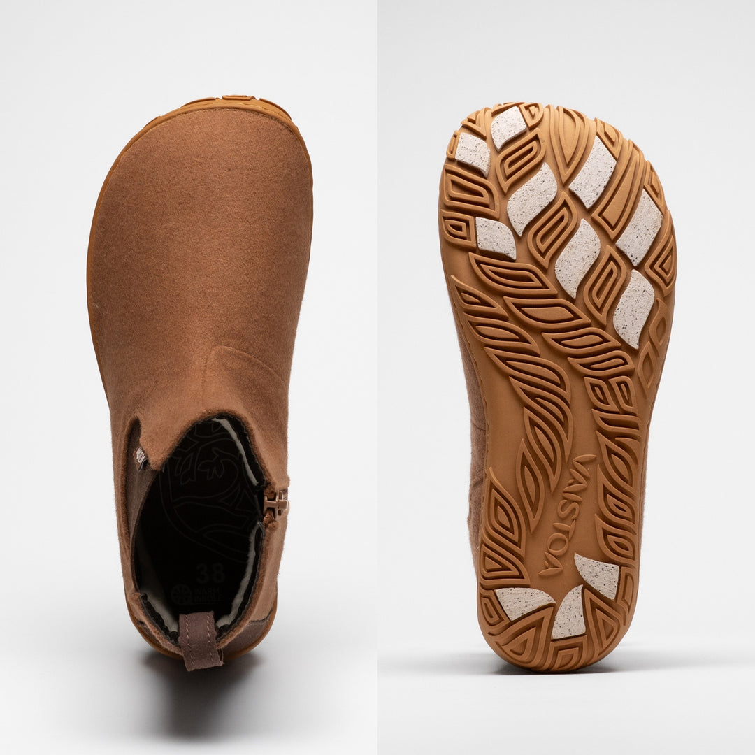 Vaistoa Sulo 2 winter barefoot chelsea boots – one shoe shown from above highlighting the wide foot-shaped toe box and the opening, and the other shown from below with the outsole pattern, Vaistoa logo and light grip pads