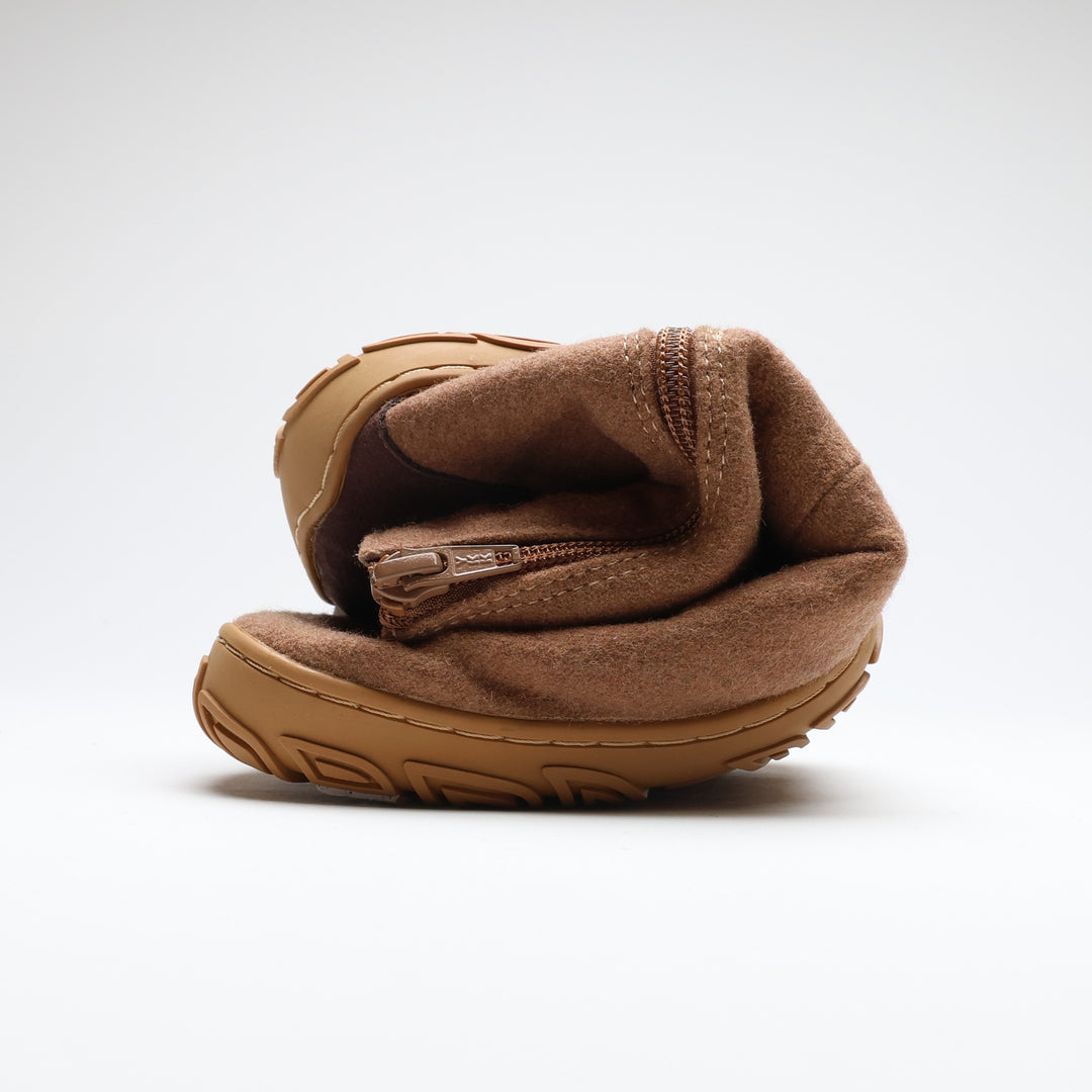 Vaistoa Sulo 2 winter barefoot chelsea boots – shoe rolled up, showing how the thin, flexible outsole bends