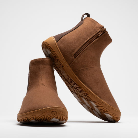 Vaistoa Sulo 2 winter barefoot chelsea boots – pair with the front shoe shown from a front angle and the second shoe leaning against its shaft, showing the zipper and the grip pads on the outsole