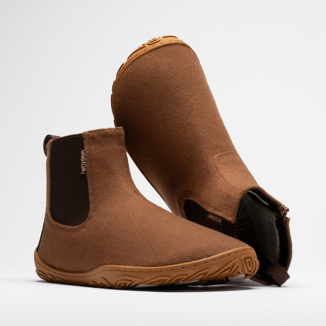 Vaistoa Sulo 2 winter barefoot chelsea boots – pair with the front shoe showing the elastic panel and the second shoe upside down behind it, showing the shaft opening, lining and zipper