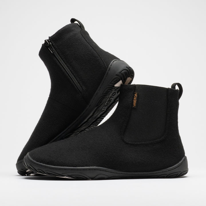 Vaistoa Sulo 2 winter barefoot chelsea boots – pair with the front shoe showing the elastic panel and the second shoe leaning against its shaft behind it, showing the zipper and the grip pads at the heel, against a light background