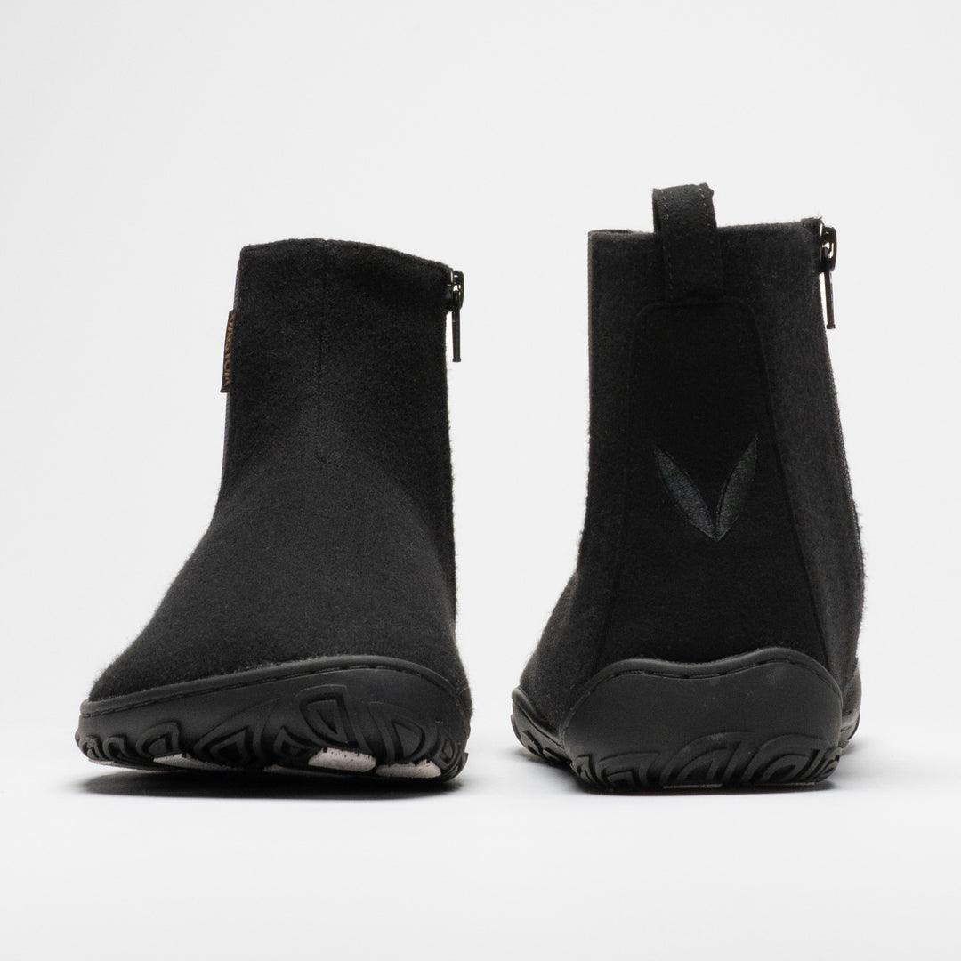 Vaistoa Sulo 2 winter barefoot chelsea boots – pair shown from the front and back, the left shoe showing the wide toe box and the right shoe the Vaistoa leaf symbol and pull tab on the heel