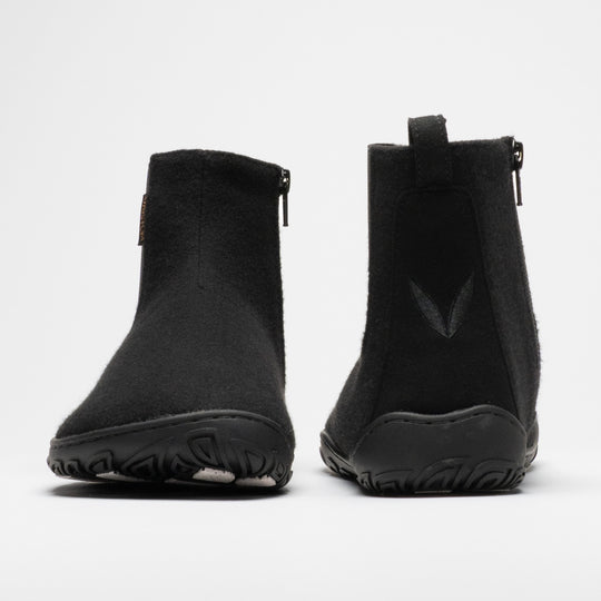 Vaistoa Sulo 2 winter barefoot chelsea boots – pair shown from the front and back, the left shoe showing the wide toe box and the right shoe the Vaistoa leaf symbol and pull tab on the heel