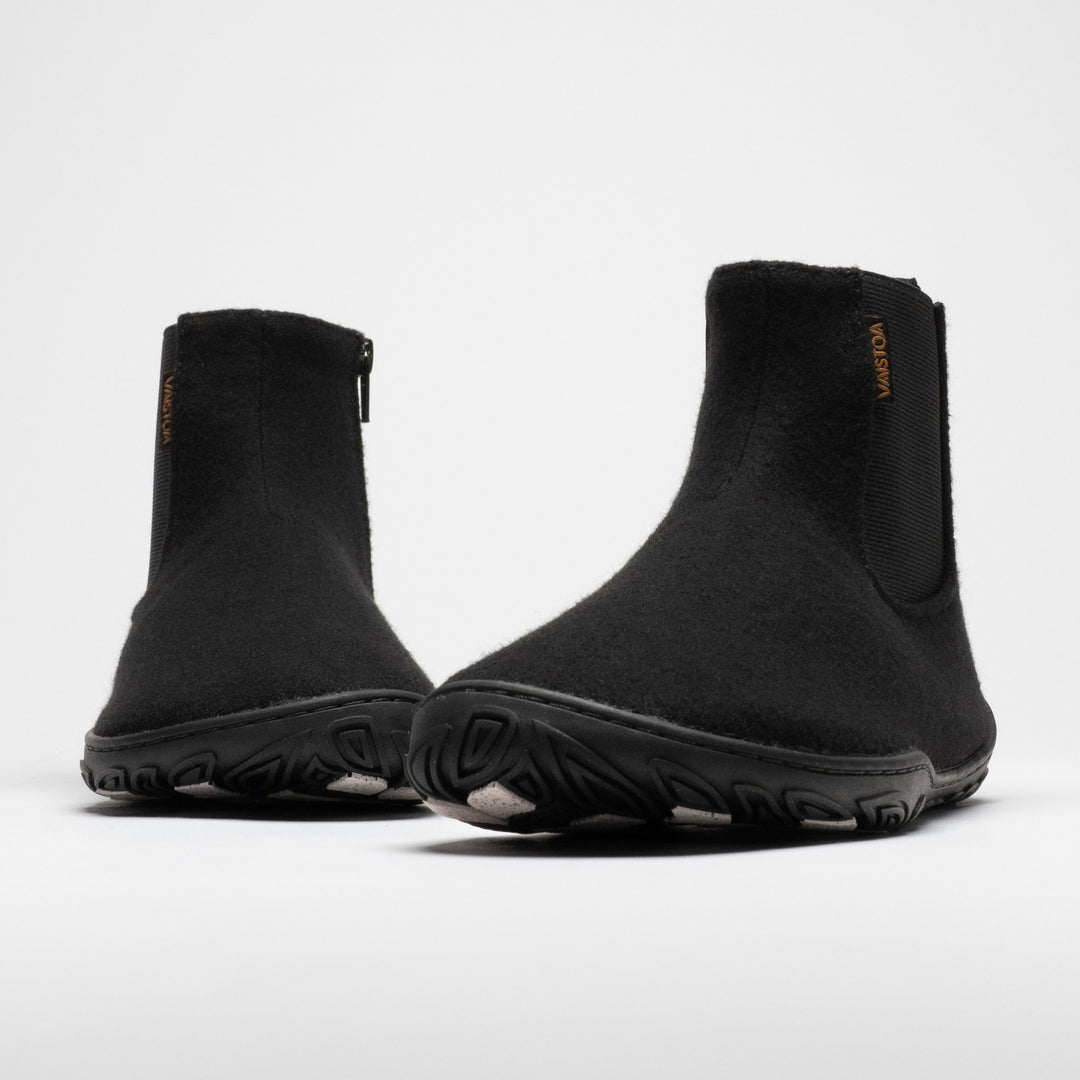 Vaistoa Sulo 2 winter barefoot chelsea boots – pair shown from the front at a low angle with the tread pattern on the edge of the outsole visible