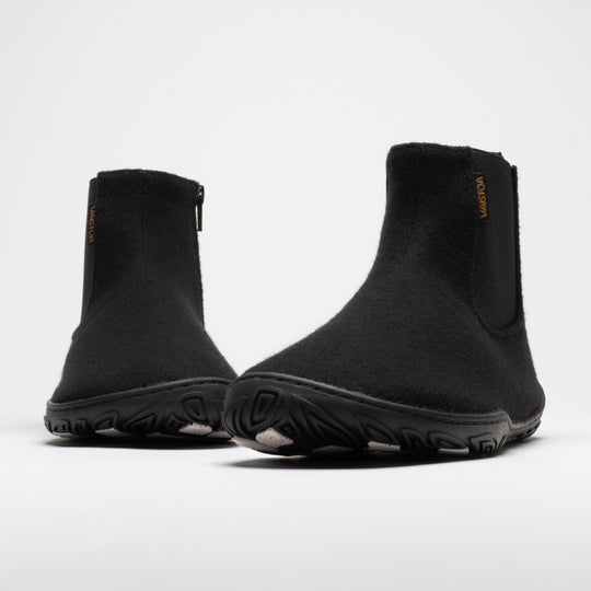 Vaistoa Sulo 2 winter barefoot chelsea boots – pair shown from the front at a low angle with the tread pattern on the edge of the outsole visible
