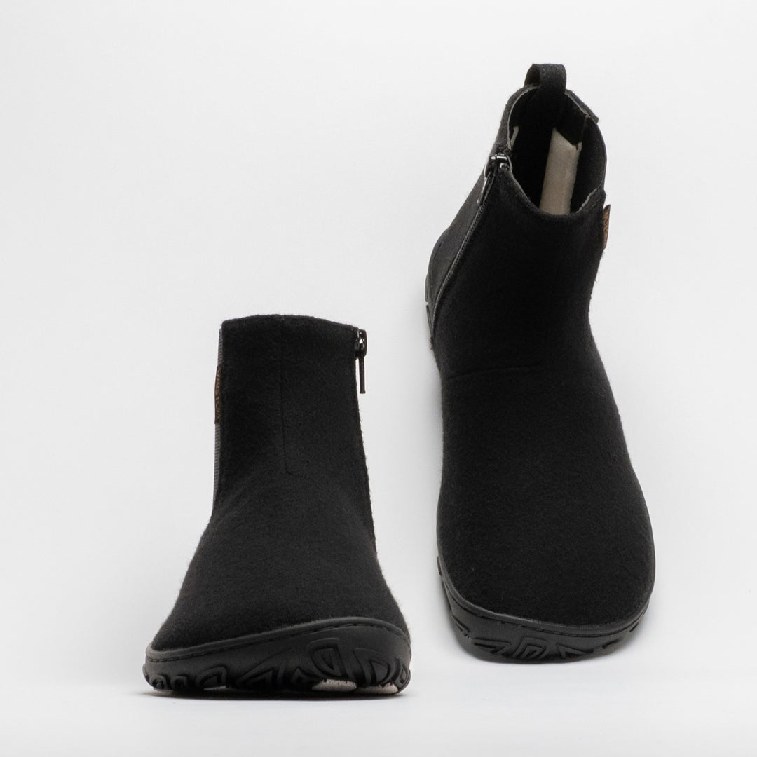 Vaistoa Sulo 2 winter barefoot chelsea boots – pair with the left shoe shown from the front and the right shoe from a rear angle, showing the zipper, pull tab and shaft opening