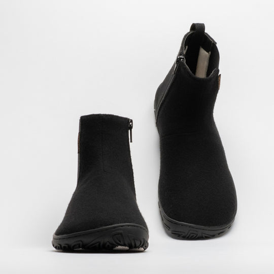 Vaistoa Sulo 2 winter barefoot chelsea boots – pair with the left shoe shown from the front and the right shoe from a rear angle, showing the zipper, pull tab and shaft opening
