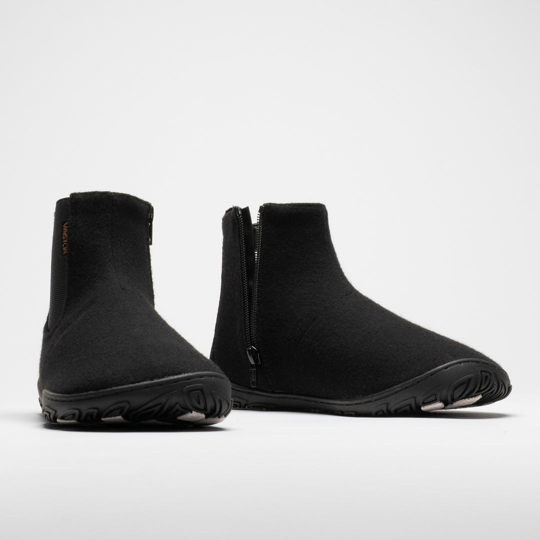 Vaistoa Sulo 2 winter barefoot chelsea boots – pair side by side, the left shoe shown from the front and the right shoe showing the inner side zipper